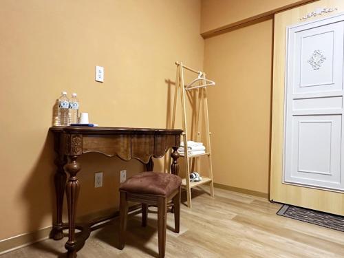 a dressing room with a wooden table and a chair at 寶格儷舍 in Tainan