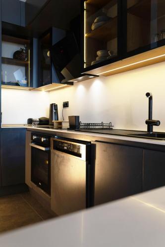 Dapur atau dapur kecil di Luxury Seafront Duplex Villa With Pool1