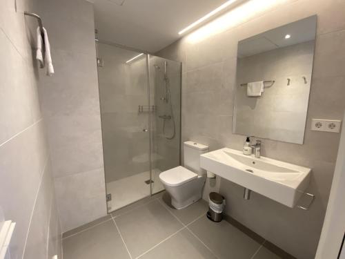 a bathroom with a toilet and a sink and a shower at can Calo 3B in Castelló d'Empúries