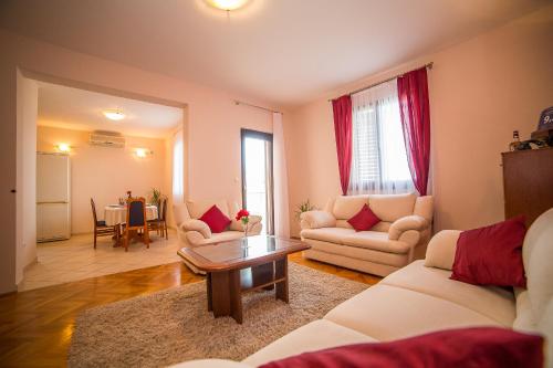 Sala de estar con 2 sofás y mesa en Apartments Maja, en Dugi Rat