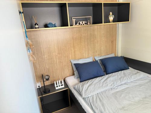 En eller flere senge i et værelse på Mobile Homes Lavanda & Maslina
