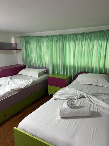 เตียงในห้องที่ Duplex Cane Apartment