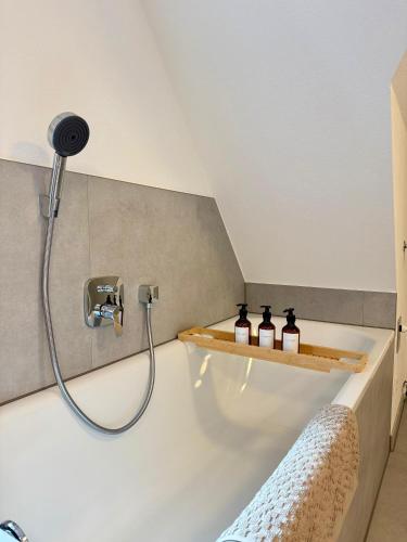 Koupelna v ubytování Good Wood Apartment - Modernes Fachwerk am Marktplatz in Freudenstadt