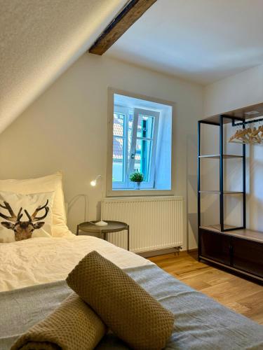 Postel nebo postele na pokoji v ubytování Good Wood Apartment - Modernes Fachwerk am Marktplatz in Freudenstadt