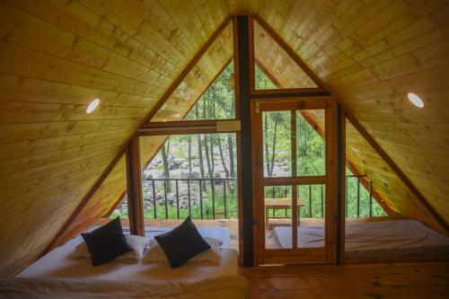 Ένα ή περισσότερα κρεβάτια σε δωμάτιο στο Eco-Himalayas Cottages - Tirthan Valley