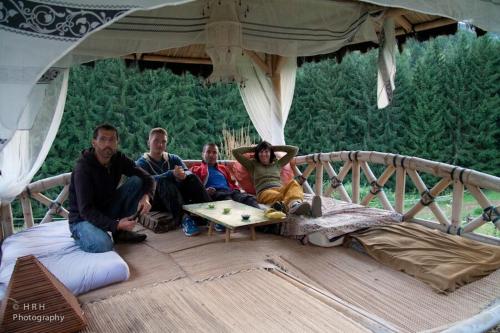 a group of people sitting on a wooden deck at Aurora - Faszination Natur in Kraig