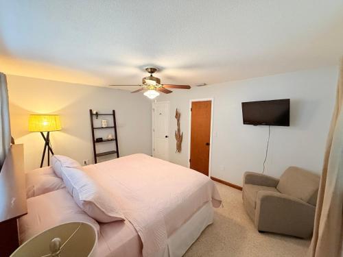 a bedroom with a bed and a ceiling fan at The Wavestay I 4 min walk to Beach in Satellite Beach