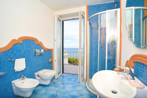 Kamar mandi di Albergo Italia - Beach Hotel