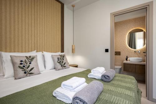 Un dormitorio con una cama con toallas. en Dia Luxury Apartments, en Rodas