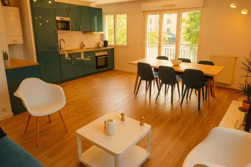 a kitchen and living room with a table and chairs at Disneyland Paris, appartement 70m², parking privé in Serris