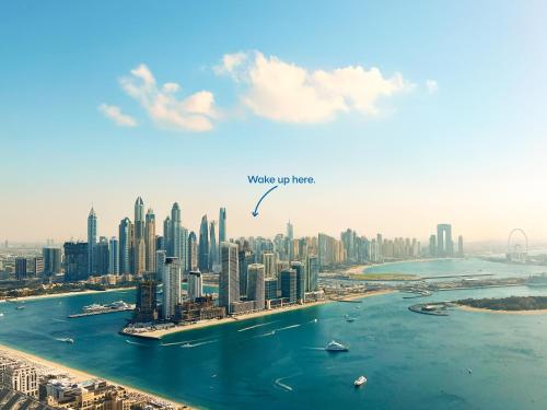 eine Luftansicht einer Stadt mit Gebäuden und Wasser in der Unterkunft Atlantis View 1BR with Beachfront Access and Balcony in Dubai