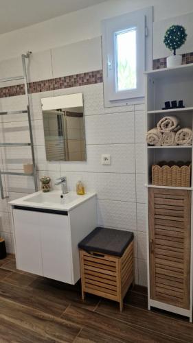 une salle de bain avec un lavabo et un miroir dans l'établissement Casa Figarella, à Calenzana