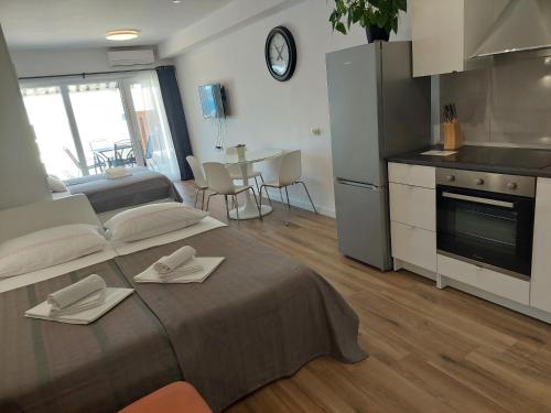 Kuchyň nebo kuchyňský kout v ubytování APARTMANI KUJUNDŽIĆ
