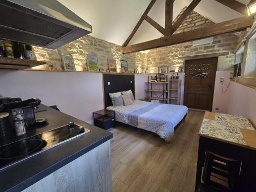 une cuisine et une chambre avec un lit dans une pièce dans l'établissement Le Lavoir - Laives, à Laives