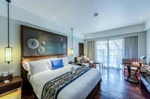 une chambre avec un grand lit et un salon dans l'établissement Jet Fox by Aero View Hotel, Delhi Airport, à New Delhi
