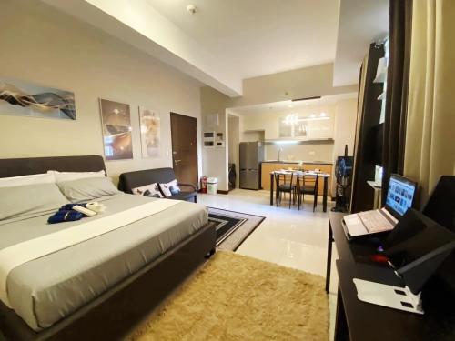 Un televizor și/sau centru de divertisment la A&G Condotel at 101 Newport Across NAIA T3