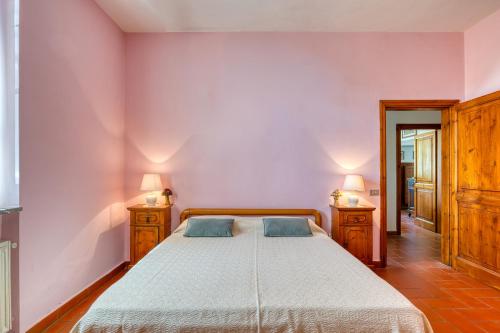 ein Schlafzimmer mit einem großen Bett mit zwei Nachttischen in der Unterkunft Appartamento Villa Marta in Spoleto