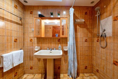 ein Badezimmer mit Waschbecken und Dusche in der Unterkunft Appartamento Villa Marta in Spoleto