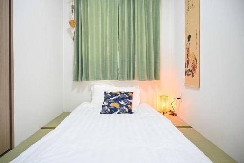 Postel nebo postele na pokoji v ubytování 大阪梅田淀川花民宿101套房