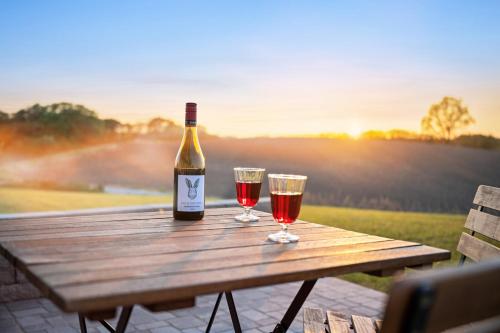 Nápoje v ubytování GUT KLETKAMP "Mühlenhof 2" - Ruhige Ferienwohnung mit 2 Schlafzimmern I Terrasse mit See- & Naturblick I Gemeinschaftsgarten I 15 Min zur Ostsee I Küche I Parkplatz I Waschmaschine I WLAN