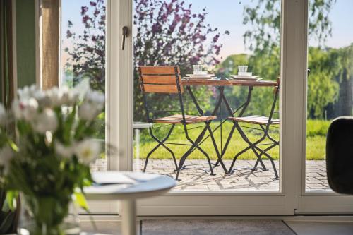 Zahrada ubytování GUT KLETKAMP "Mühlenhof 2" - Ruhige Ferienwohnung mit 2 Schlafzimmern I Terrasse mit See- & Naturblick I Gemeinschaftsgarten I 15 Min zur Ostsee I Küche I Parkplatz I Waschmaschine I WLAN