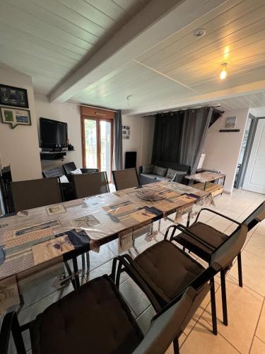 a room with a large wooden table and chairs at Les marins des LYS, Cayeux sur mer, Baie de somme in Cayeux-sur-Mer