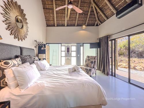 Ένα ή περισσότερα κρεβάτια σε δωμάτιο στο Okavango Lodge Mabalingwe Bela Bela Limpopo