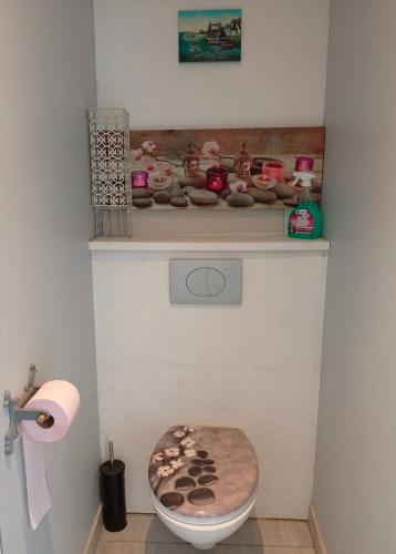 a bathroom with a toilet and a shelf with teddy bears at Les marins des LYS, Cayeux sur mer, Baie de somme in Cayeux-sur-Mer