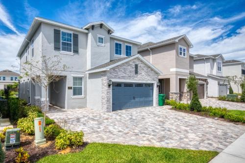 ein großes Haus mit Garage in der Unterkunft Elegant Home Near Disney With Private Pool, Foosball Table, Themed Rooms And Waterpark & Resort Access At Encore Resorts Reunion - 365Sf in Kissimmee