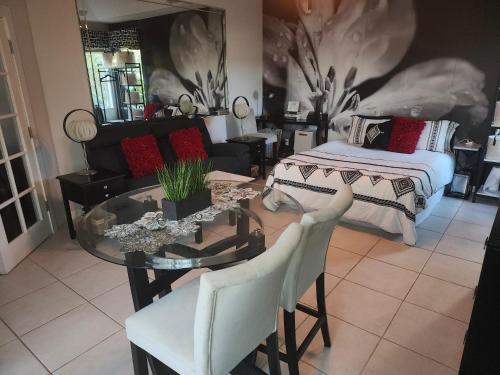 Postel nebo postele na pokoji v ubytování ROOM RENTAL IN SHARED 4 bed 3 bath 5 STAR HOME with POOL