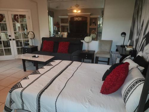 Posezení v ubytování ROOM RENTAL IN SHARED 4 bed 3 bath 5 STAR HOME with POOL