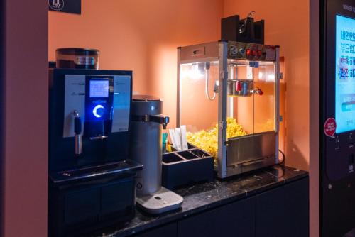 a popcorn machine sitting on a counter next to a popcorn machine at Hotel Ippda Wonju in Wonju