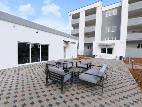 a patio with chairs and a table in front of a building at Hotel Doris 