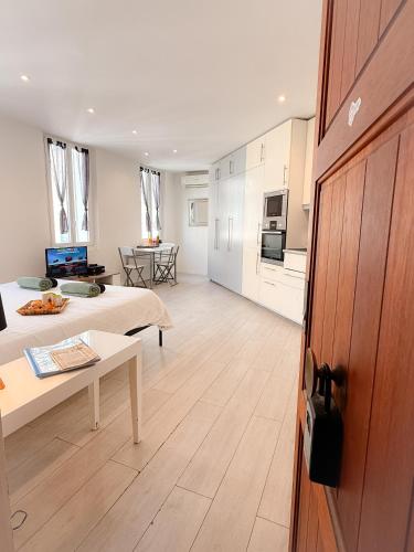 un salon avec un lit et une cuisine dans l'établissement Le Clemenceau By ApiRent #Cosy #200m des plages #Wifi, à Cannes