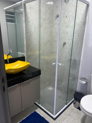 Łazienka w obiekcie Flat alto padrão com piscina