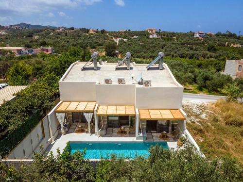 Πισίνα στο ή κοντά στο Aladdin Luxury Suites With Shared Pool