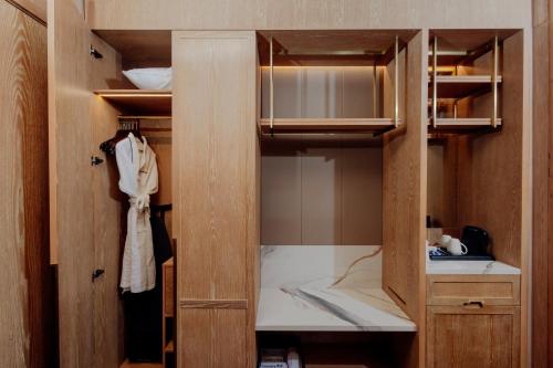 a smallernessernesserness room with an open closet with aernessernessernesserness at The Tivoli New Delhi in New Delhi