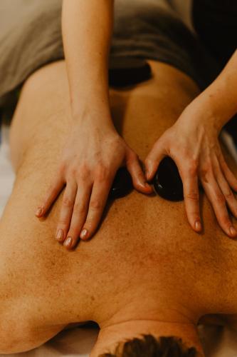a man with his hands on his stomach at Hotel Cieplice MEDI & SPA in Jelenia Góra