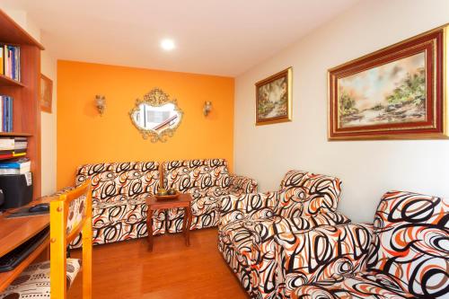 a living room with two chairs and a table at Hotel Francés La Maison in Pasto