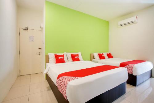 Кровать или кровати в номере Hotel O Seremban Near UiTM MARA Formerly Sunflower Hotel