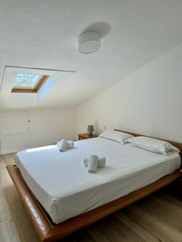 une chambre avec un lit avec deux ours en peluche dessus dans l'établissement Appartement centre ville, à Propriano