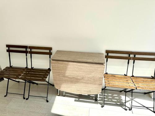 Charming Two-Bedroom Retreat-Garden Oasis Near Central London & Transport Linksにあるシーティングエリア