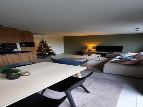 Ein Sitzbereich in der Unterkunft Beautiful holiday home in Vlaanderen with shared pool