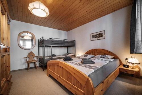 Ένα ή περισσότερα κρεβάτια σε δωμάτιο στο Zum Rota Hus 08