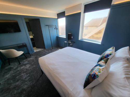 a bedroom with a white bed and a window at 272-274 Accommodation AT in Blackpool
