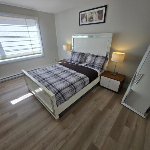 Кровать или кровати в номере Urban Oasis Moncton, Dieppe