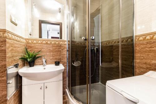 Phòng tắm tại CityStay Młodych Techników