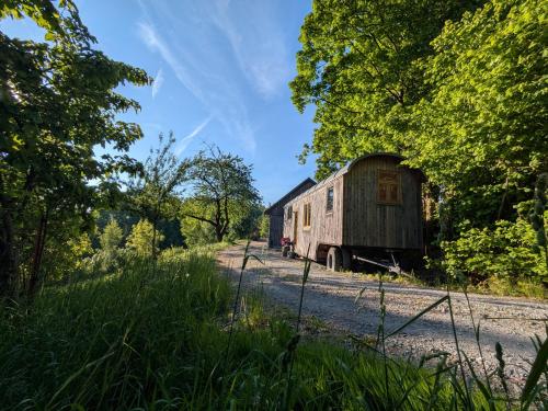 an old barn sitting on the side of a road at Tiny House - Natur und Komfort in Kulmbach