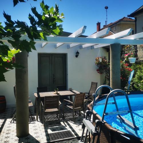 La alberca dentro o cerca de Kúria apartman with private jacuzzi and pool