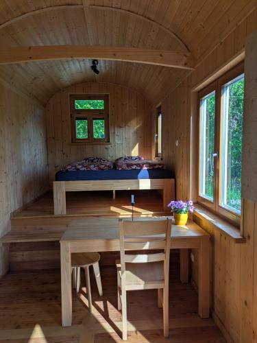 a room with a table and a bed in a cabin at Tiny House - Natur und Komfort in Kulmbach